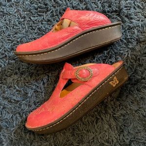 Pink Alegria clogs with butterfly details